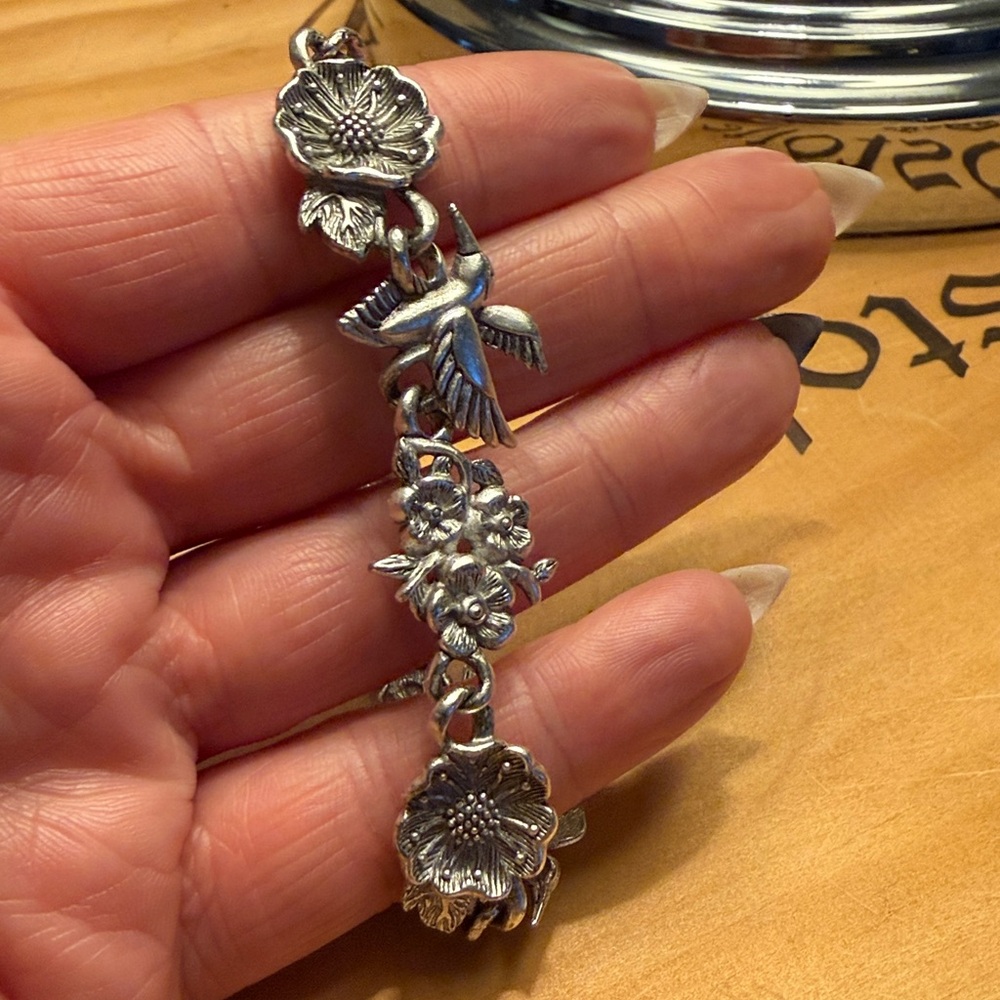 🌺 🌺🌺 Silver Tone Floral Bracelet With Hummingbirds Vintage Style Jewelry